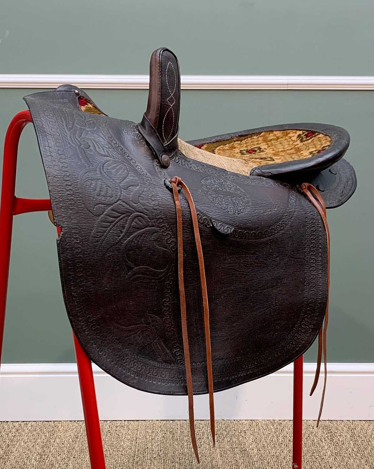 THE EQUESTRIAN CLUB HOUSE: TEXAS SIDE SADDLE, c. 1880, tooled leather and carpet seat, 66cms long - Image 3 of 5