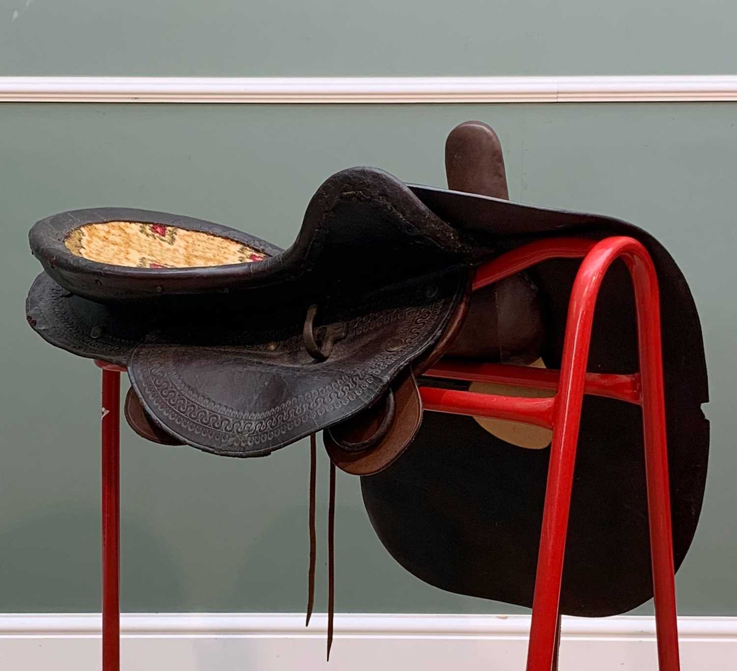 THE EQUESTRIAN CLUB HOUSE: TEXAS SIDE SADDLE, c. 1880, tooled leather and carpet seat, 66cms long - Image 5 of 5