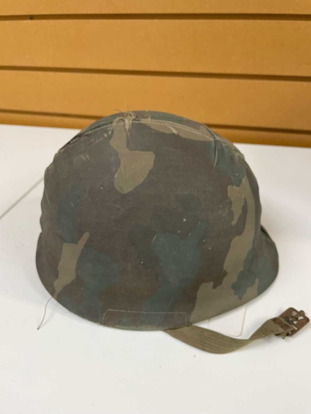 THE MILITARY CLUB HOUSE: A 1982 ARGENTINE INFANTRY HELMET FROM THE FALKLANDS CONFLICT with - Image 3 of 10