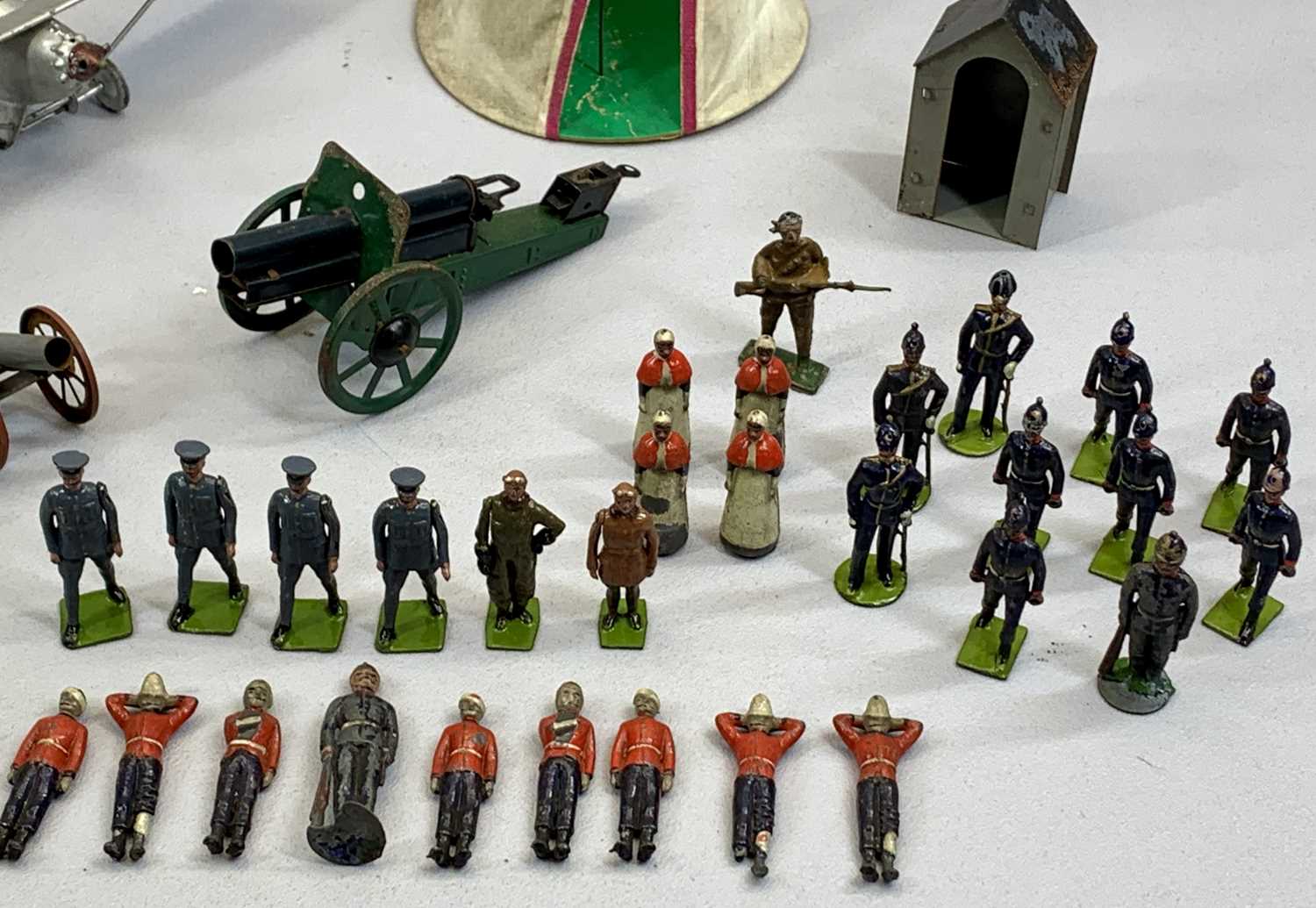 THE MILITARY CLUB HOUSE: W BRITAIN'S BRITISH SOLDIERS & IRISH HANDPAINTED LEAD SOLDIERS, large - Image 6 of 8