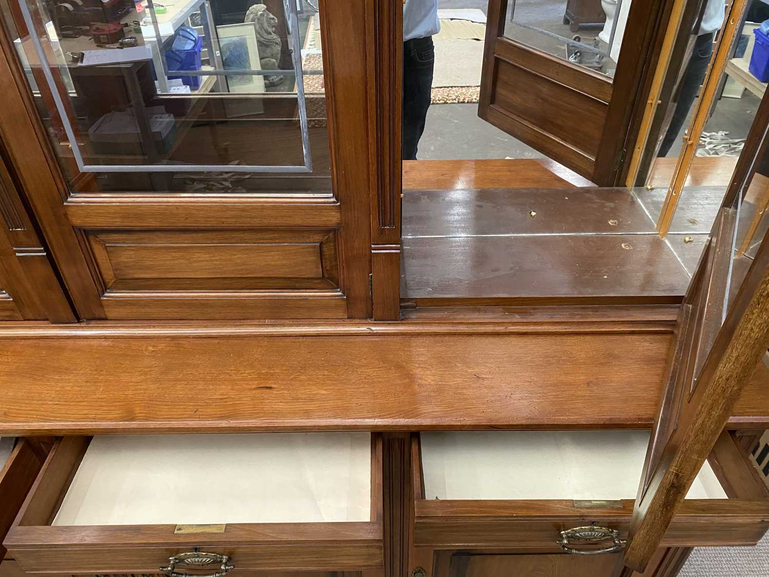 EXCELLENT EDWARDIAN MAHOGANY BOOKCASE CUPBOARD, having a balustrade gallery top with leaf and - Image 2 of 3
