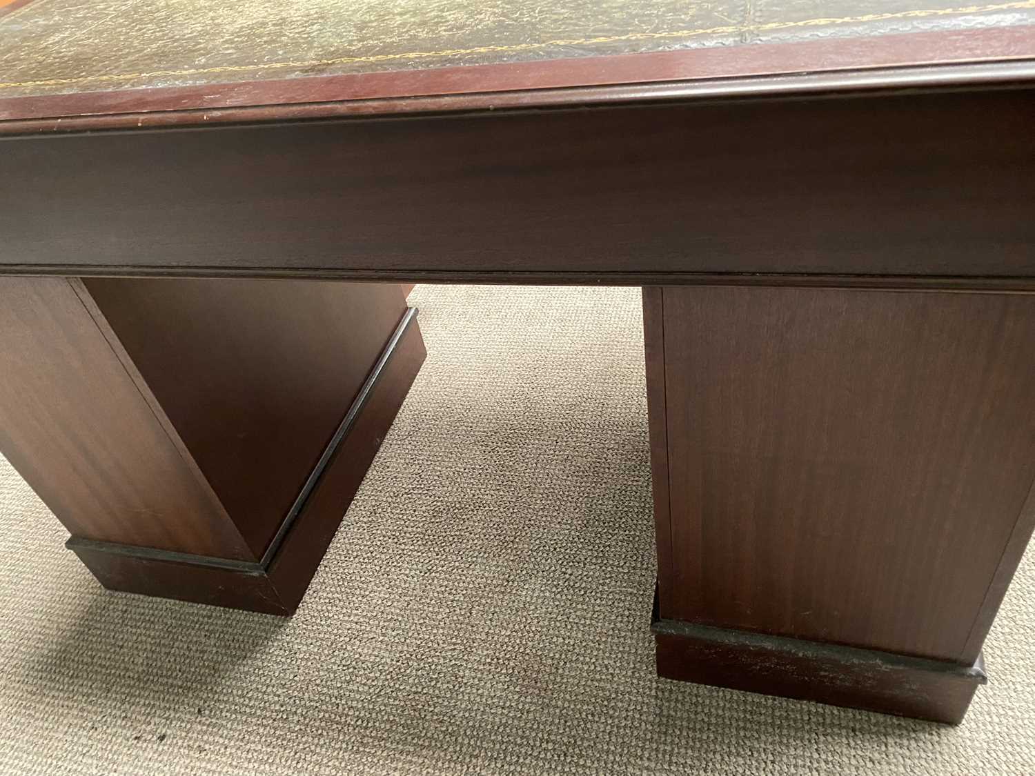 REPRODUCTION MAHOGANY PEDESTAL DESK with gilt tooled green leather top insert and an arrangement - Image 3 of 3