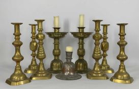 ANTIQUE BRASS CANDLESTICKS comprising pair of beehive candlesticks, 33cms high, pair of King of