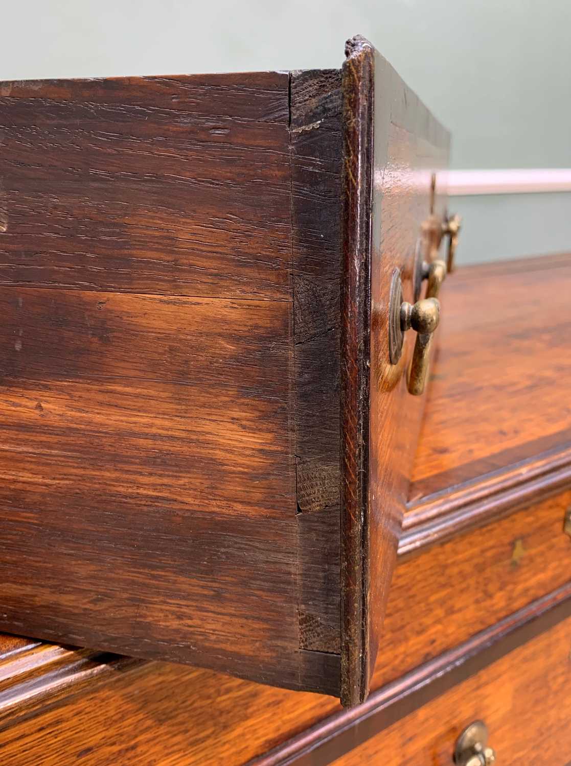 GEORGE III JOINT OAK & MAHOGANY CROSSBANDED LANCASHIRE MULE CHEST, double plank hinged top above - Image 8 of 17