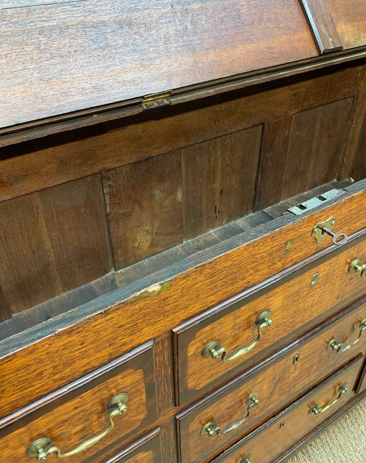 GEORGE III JOINT OAK & MAHOGANY CROSSBANDED LANCASHIRE MULE CHEST, double plank hinged top above - Image 14 of 17