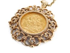 EDWARD VII GOLD SOVEREIGN, 1910, in 9ct gold pierced pendant mount, on 9ct gold circle link chain,