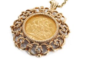 EDWARD VII GOLD SOVEREIGN, 1910, in 9ct gold pierced pendant mount, on 9ct gold circle link chain,