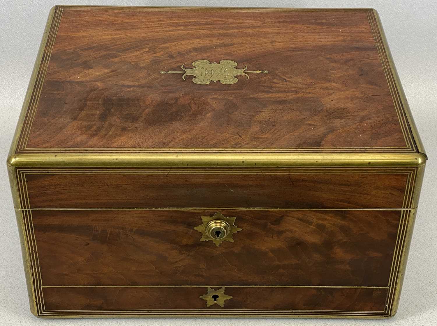 VICTORIAN MAHOGANY & BRASS BOUND TRAVELLING VANITY / JEWELLERY CASE AND CONTENTS, comprising 14 x - Image 3 of 5