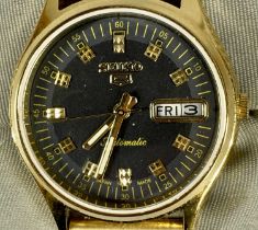 GENTS SEIKO 5 AUTOMATIC GOLD TONE BRACELET WRISTWATCH, black dial with gold colour box markers,