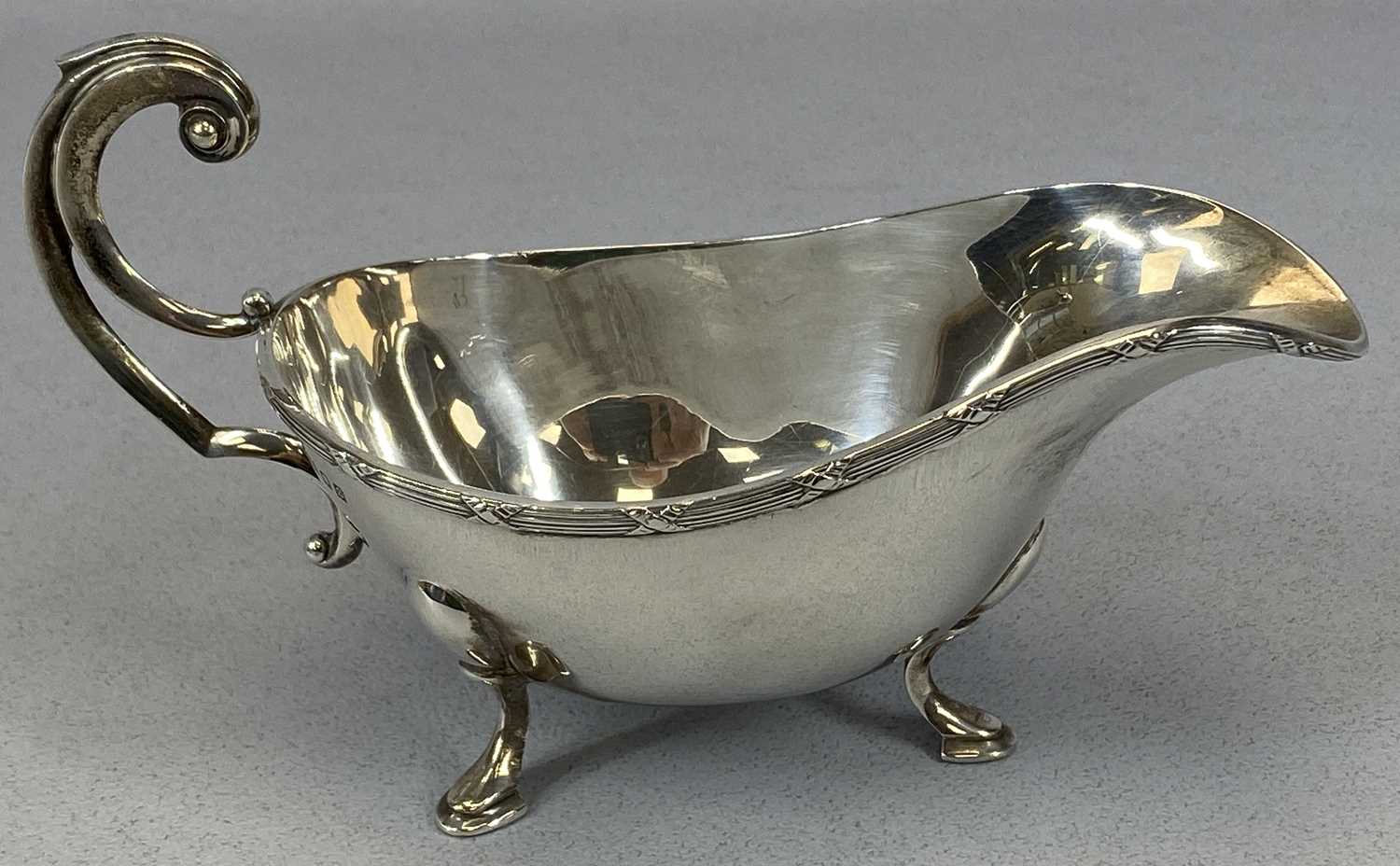 SILVER SAUCE / GRAVY BOAT, LONDON 1933, MAKER WILLIAM BRUFORD & SON LTD, having a bound rib upper