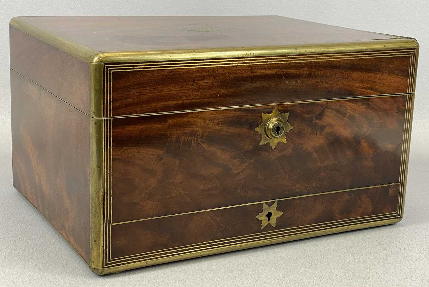 VICTORIAN MAHOGANY & BRASS BOUND TRAVELLING VANITY / JEWELLERY CASE AND CONTENTS, comprising 14 x - Image 5 of 5