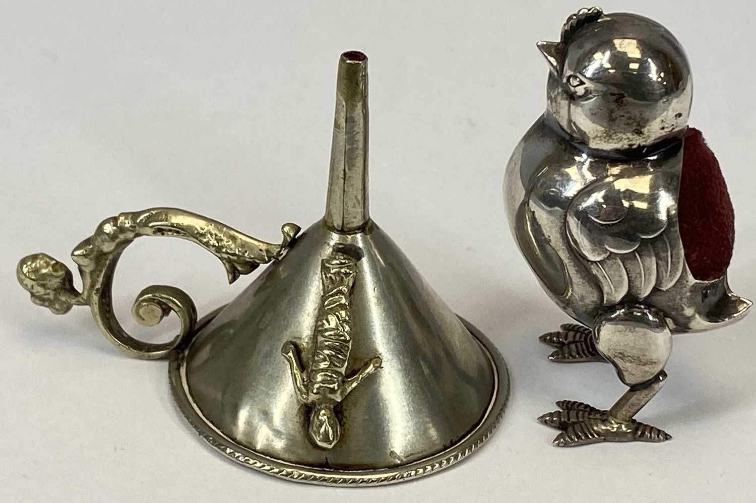 SMALL SILVER-WHITE METAL- NOVELTY & POCKET ITEMS comprising standing chick pin cushion, - Image 2 of 3