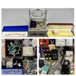 MODERN COSTUME JEWELLERY COLLECTION, A GOOD MIXED QUANTITY AS DISPLAYED UPON TWO TRAYS, most items