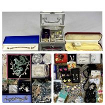 MODERN COSTUME JEWELLERY COLLECTION, A GOOD MIXED QUANTITY AS DISPLAYED UPON TWO TRAYS, most items