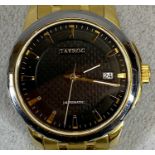 GENTS TAYROC AUTOMATIC GOLD TONE STAINLESS STEEL BRACELET WRISTWATCH, black dial set with gilt hands