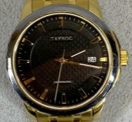 GENTS TAYROC AUTOMATIC GOLD TONE STAINLESS STEEL BRACELET WRISTWATCH, black dial set with gilt hands