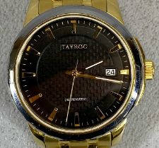 GENTS TAYROC AUTOMATIC GOLD TONE STAINLESS STEEL BRACELET WRISTWATCH, black dial set with gilt hands