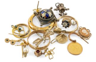 ASSORTED JEWELLERY comprising 2 x 9ct gold bands, 1945 Dos Pesos coin, 1854 1 Taller coin earring,