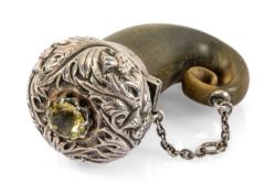 SCOTTISH HORN SNUFF MULL VINAIGRETTE with applied silver hinged cap, decorated with thistles and