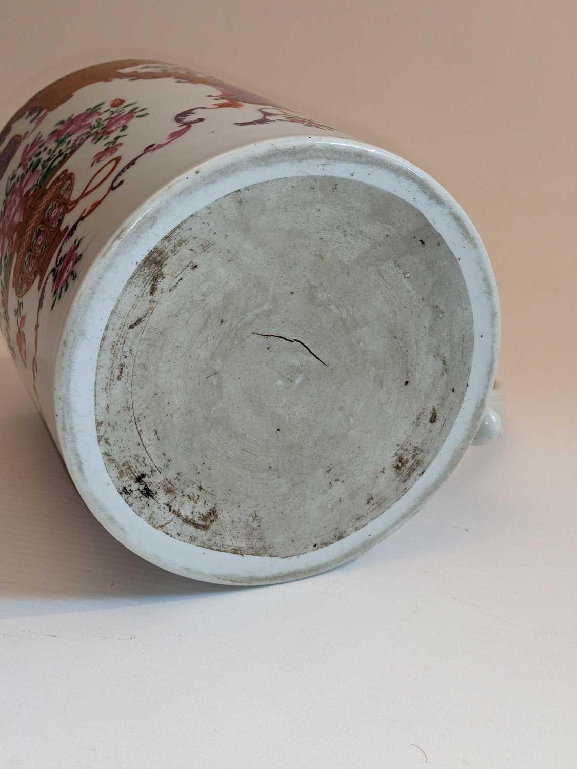 LARGE CHINESE 'MANDARIN' PATTERN FAMILLE ROSE TANKARD, Qianlong, decorated with basket of flowers, - Image 4 of 4