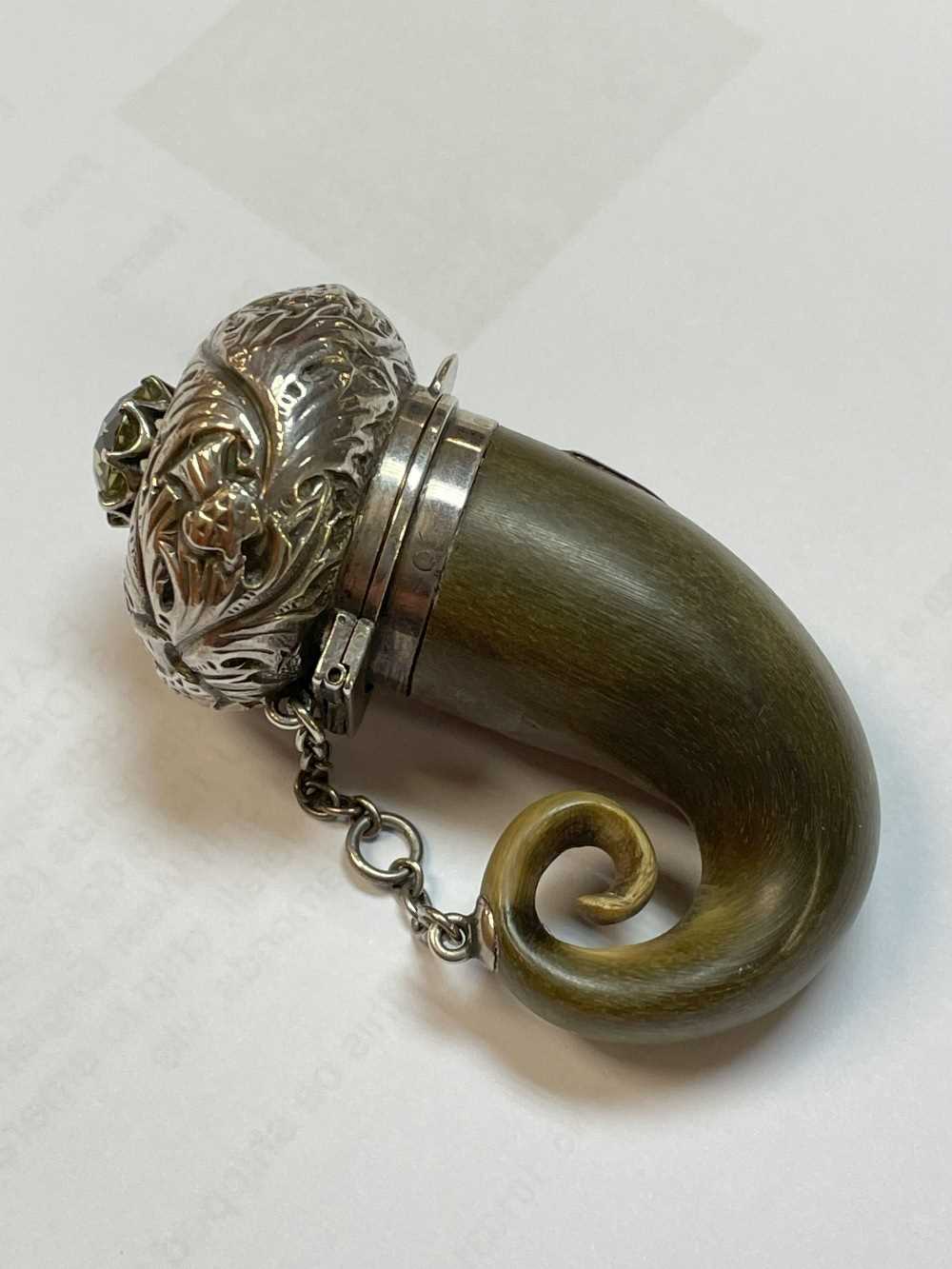 SCOTTISH HORN SNUFF MULL VINAIGRETTE with applied silver hinged cap, decorated with thistles and - Image 10 of 12