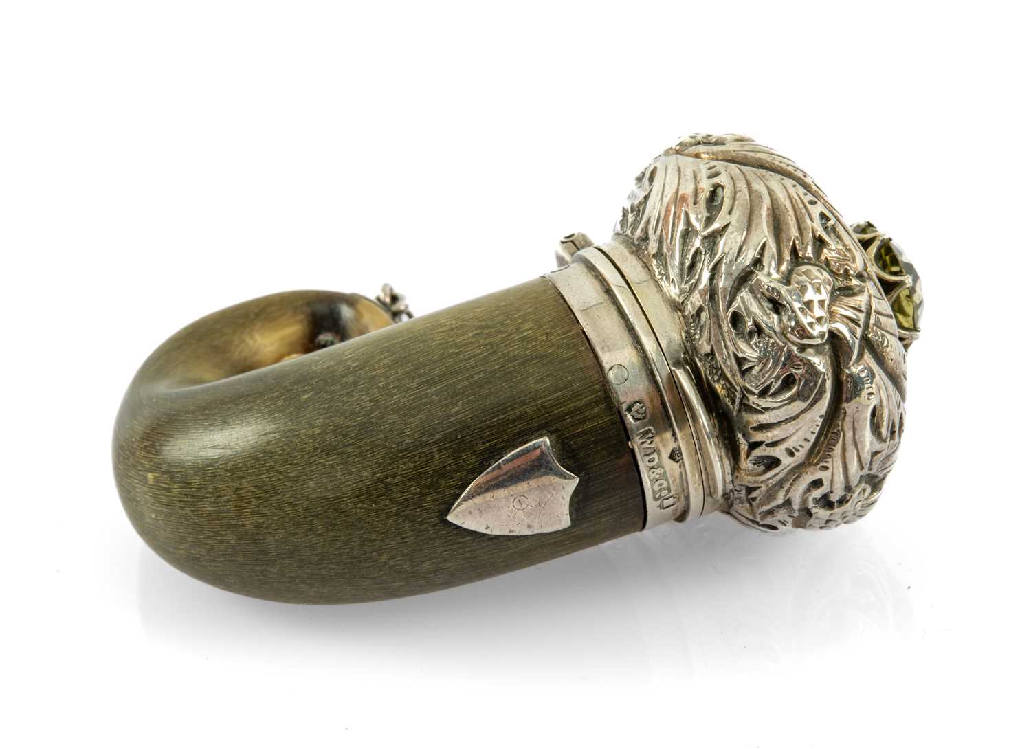 SCOTTISH HORN SNUFF MULL VINAIGRETTE with applied silver hinged cap, decorated with thistles and - Image 2 of 12