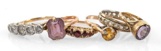 ASSORTED GOLD DRESS RINGS comprising 9ct gold yellow stone ring, 2 x 9ct gold amethyst rings, 9ct