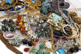 ASSORTED COSTUME JEWELLERY & 3 VINTAGE POWDER COMPACTS, including brooches, necklaces, bracelets,