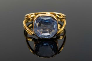 18CT GOLD PALE SAPPHIRE RING, the single stone measuring 10 x 10mms, ring size K, 4.1gms in Bisley