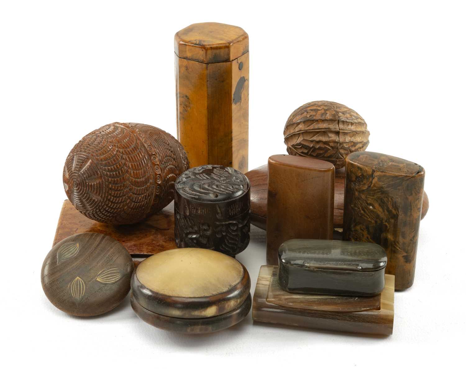 ASSORTED SNUFF & OTHER SMALL BOXES, of wood and horn, including burr yew box, brass inlaid oval box,