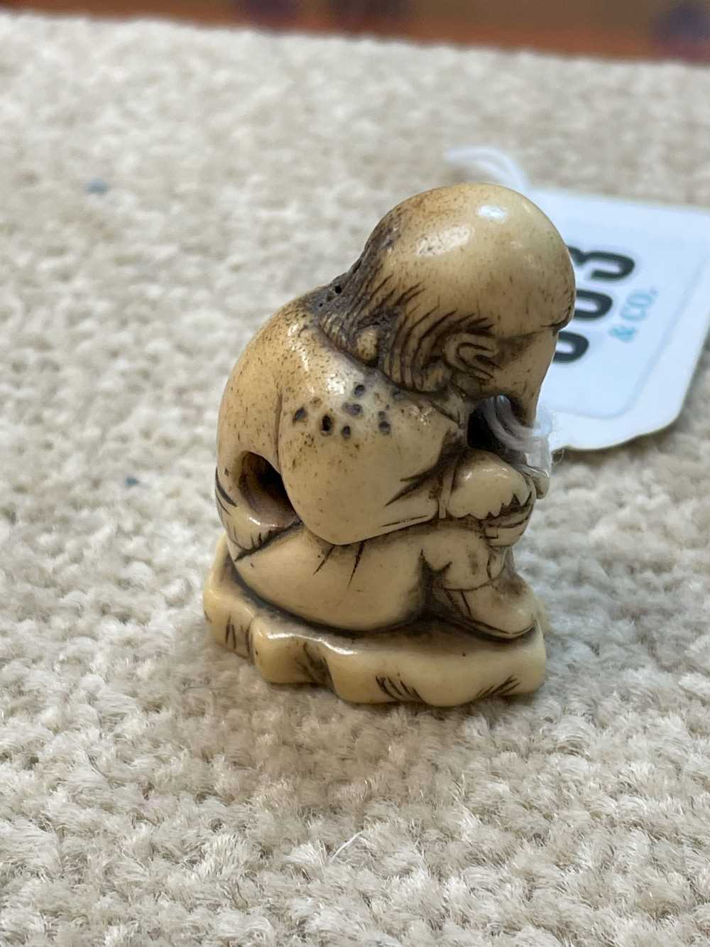 JAPANESE STAG ANTLER NETSUKE, Edo Period, stained and carved as a seated Sage holding his knee, - Image 9 of 9