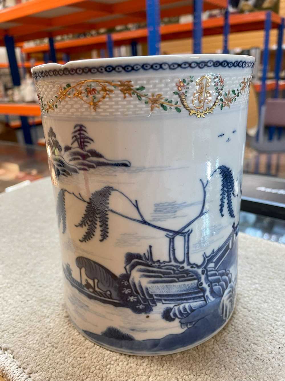 LARGE CHINESE EXPORT BLUE & WHITE TANKARD, Qianlong, painted with a river landscape with - Image 11 of 20