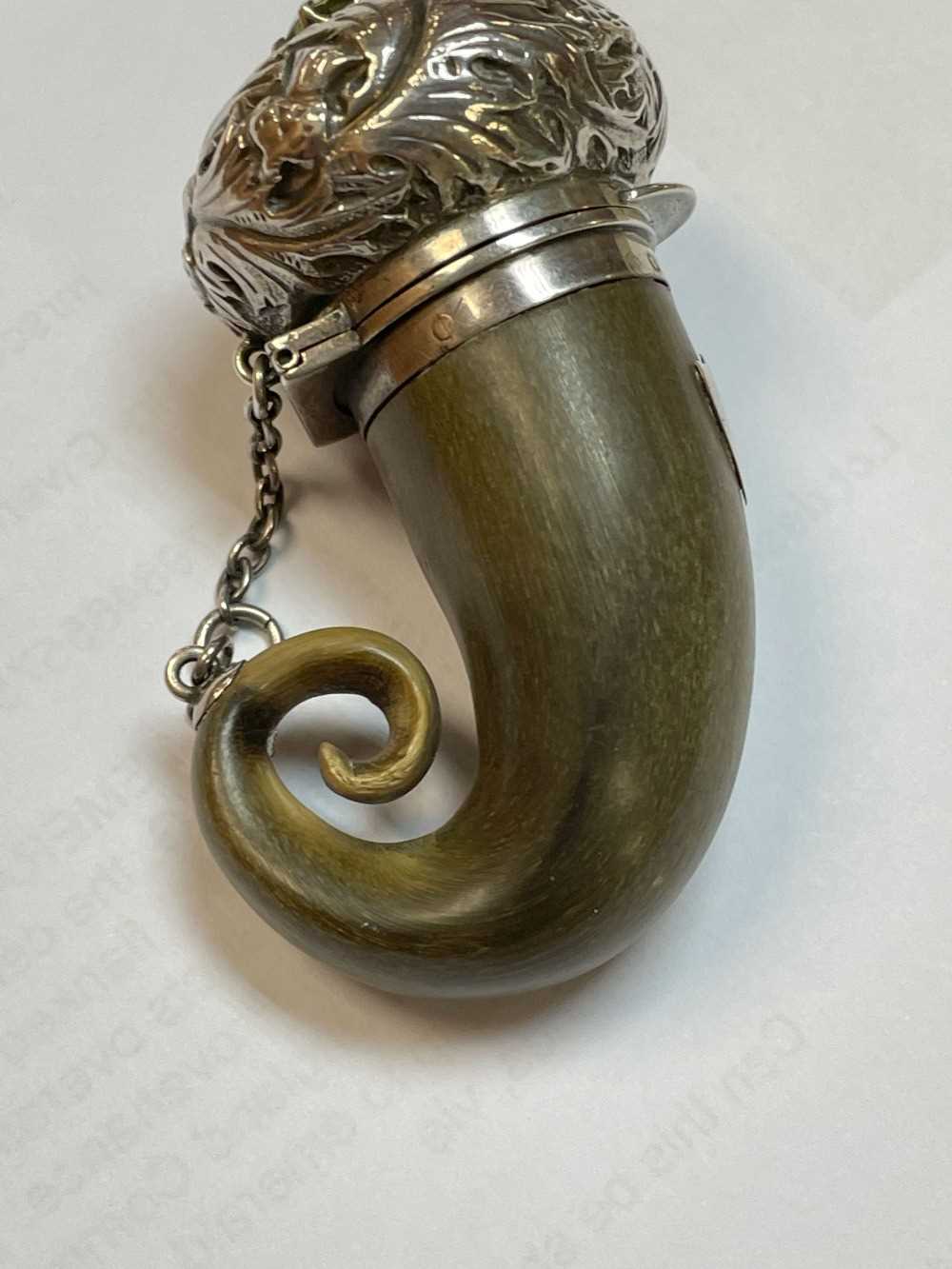 SCOTTISH HORN SNUFF MULL VINAIGRETTE with applied silver hinged cap, decorated with thistles and - Image 11 of 12