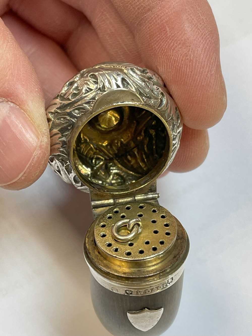 SCOTTISH HORN SNUFF MULL VINAIGRETTE with applied silver hinged cap, decorated with thistles and - Image 6 of 12