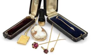 ASSORTED JEWELLERY comprising two boxed diamond chip set pins one stamped '15ct', three other yellow