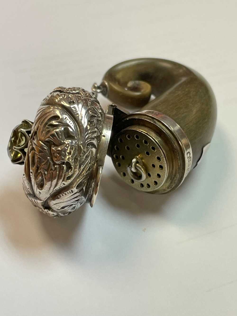 SCOTTISH HORN SNUFF MULL VINAIGRETTE with applied silver hinged cap, decorated with thistles and - Image 8 of 12