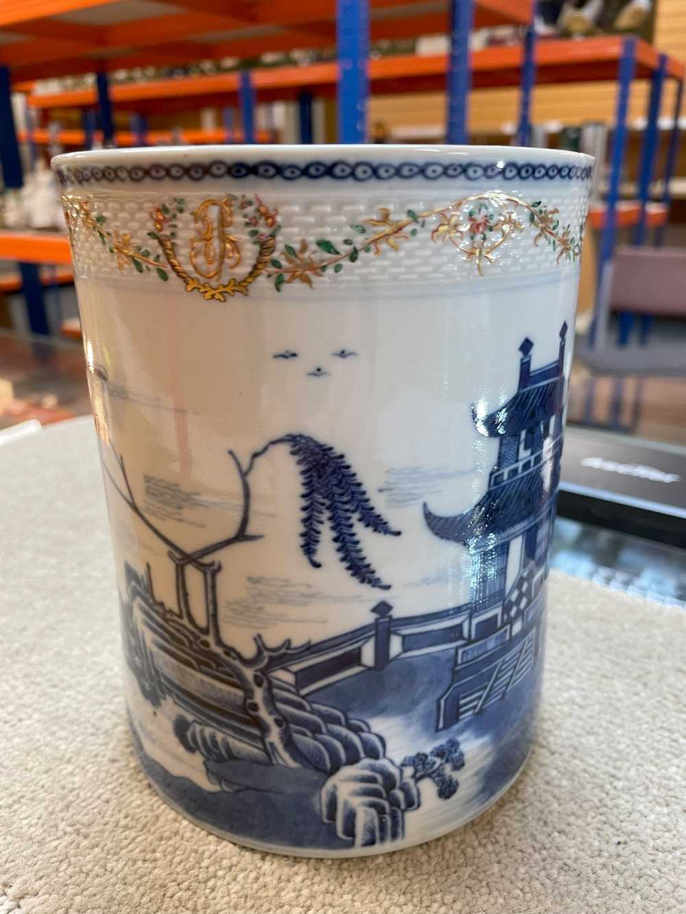 LARGE CHINESE EXPORT BLUE & WHITE TANKARD, Qianlong, painted with a river landscape with - Image 7 of 20