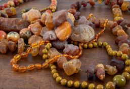 ASSORTED RAW LOOSE AMBER, together with string of raw amber and various other beads, in antique