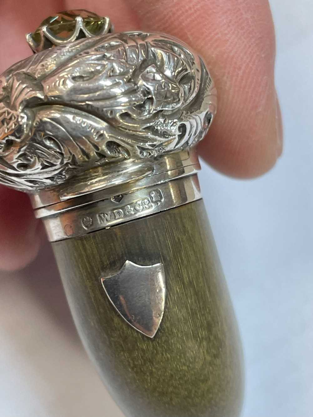 SCOTTISH HORN SNUFF MULL VINAIGRETTE with applied silver hinged cap, decorated with thistles and - Image 3 of 12