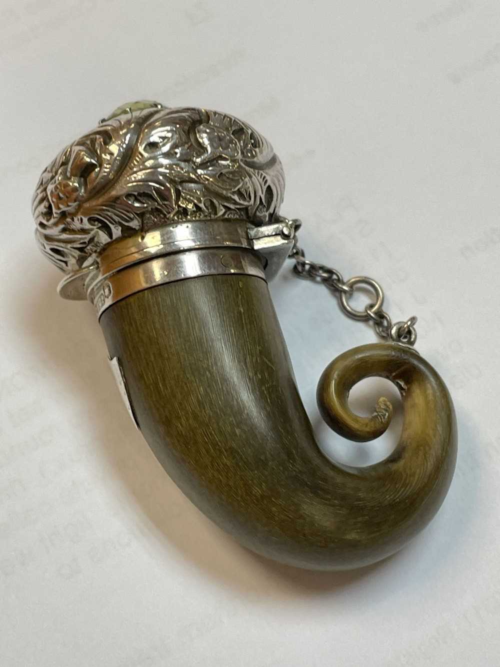 SCOTTISH HORN SNUFF MULL VINAIGRETTE with applied silver hinged cap, decorated with thistles and - Image 4 of 12