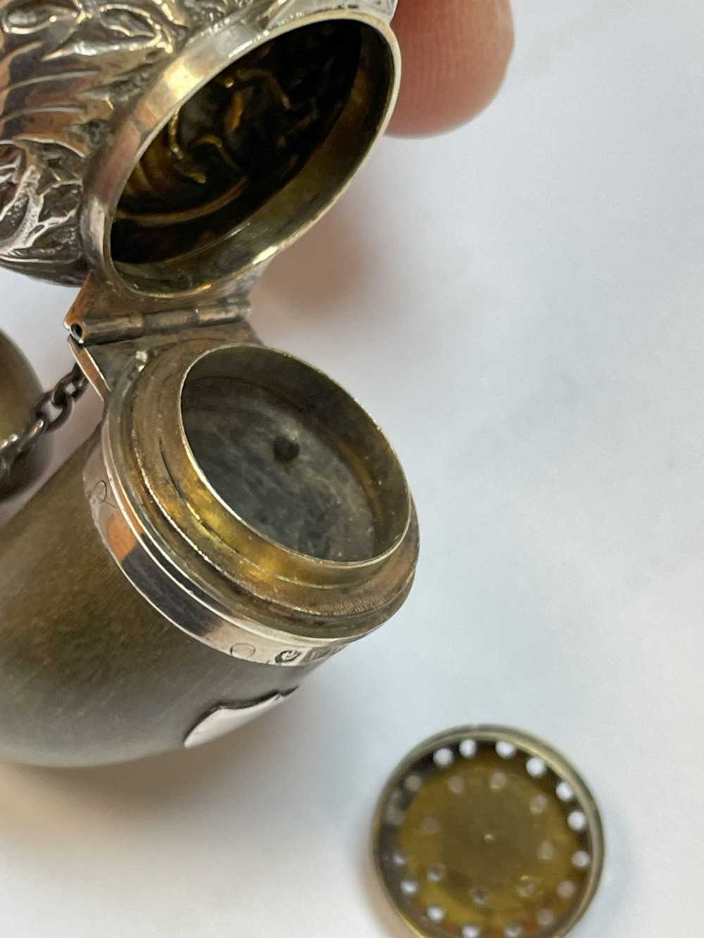SCOTTISH HORN SNUFF MULL VINAIGRETTE with applied silver hinged cap, decorated with thistles and - Image 7 of 12