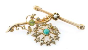 GOLD PENDANT & BROOCHES, comprising 15ct peridot and seed pearl bar brooch, 9ct seed pearl and