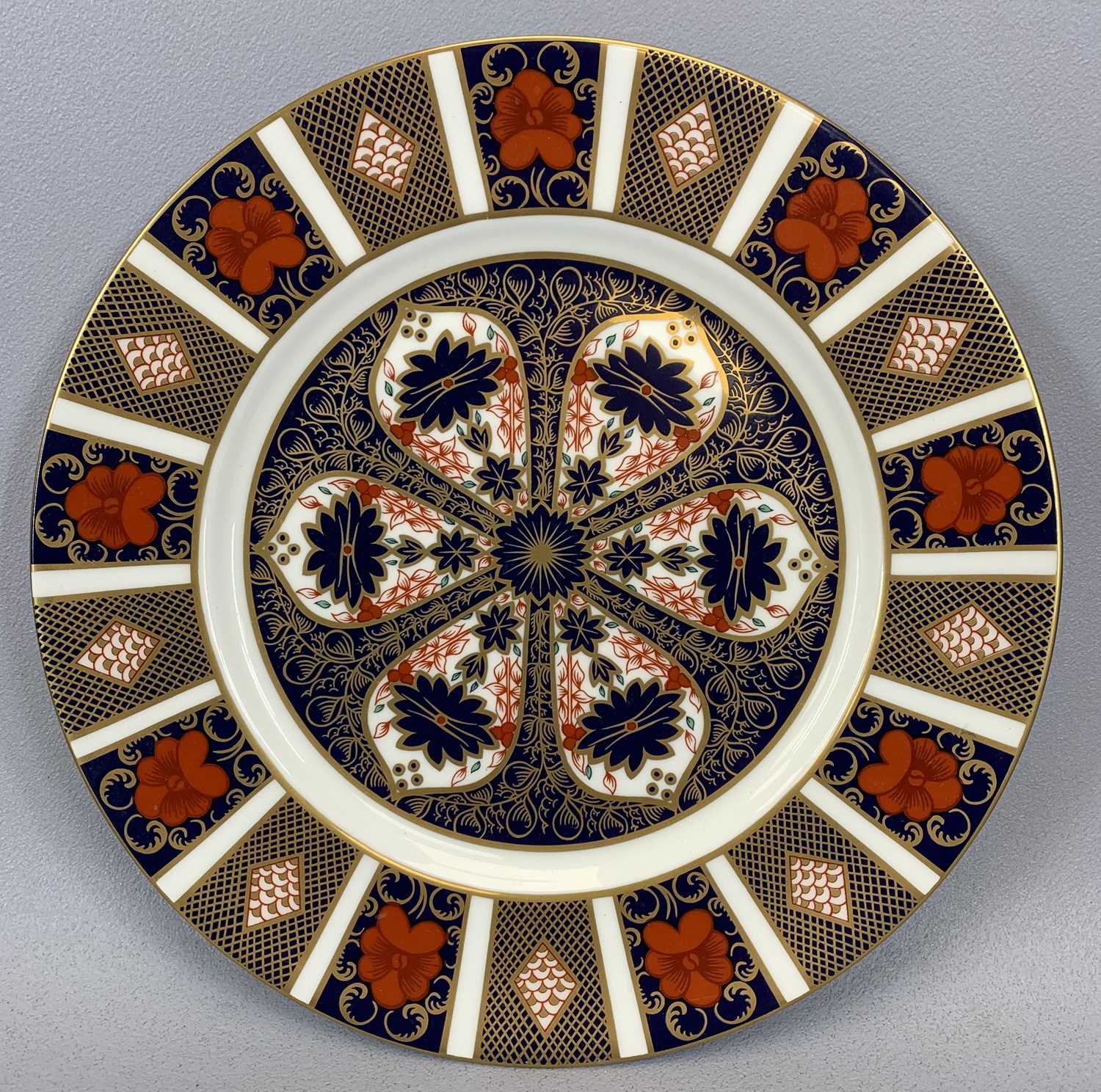 MIXED ORNAMENTAL & CABINETWARE, including Royal Crown Derby 1128 pattern dinner plate, 27.5cms - Image 2 of 3