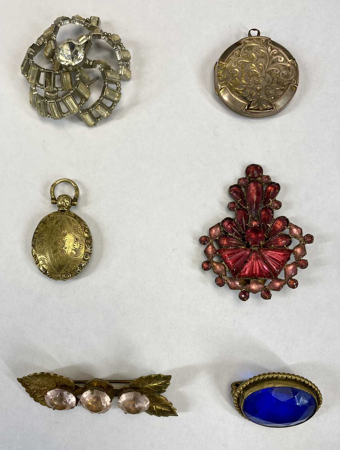 VICTORIAN & LATER LADY'S JEWELLERY AND 9CT GOLD CASED WRISTWATCH, lot includes a Venetian bead - Image 2 of 4