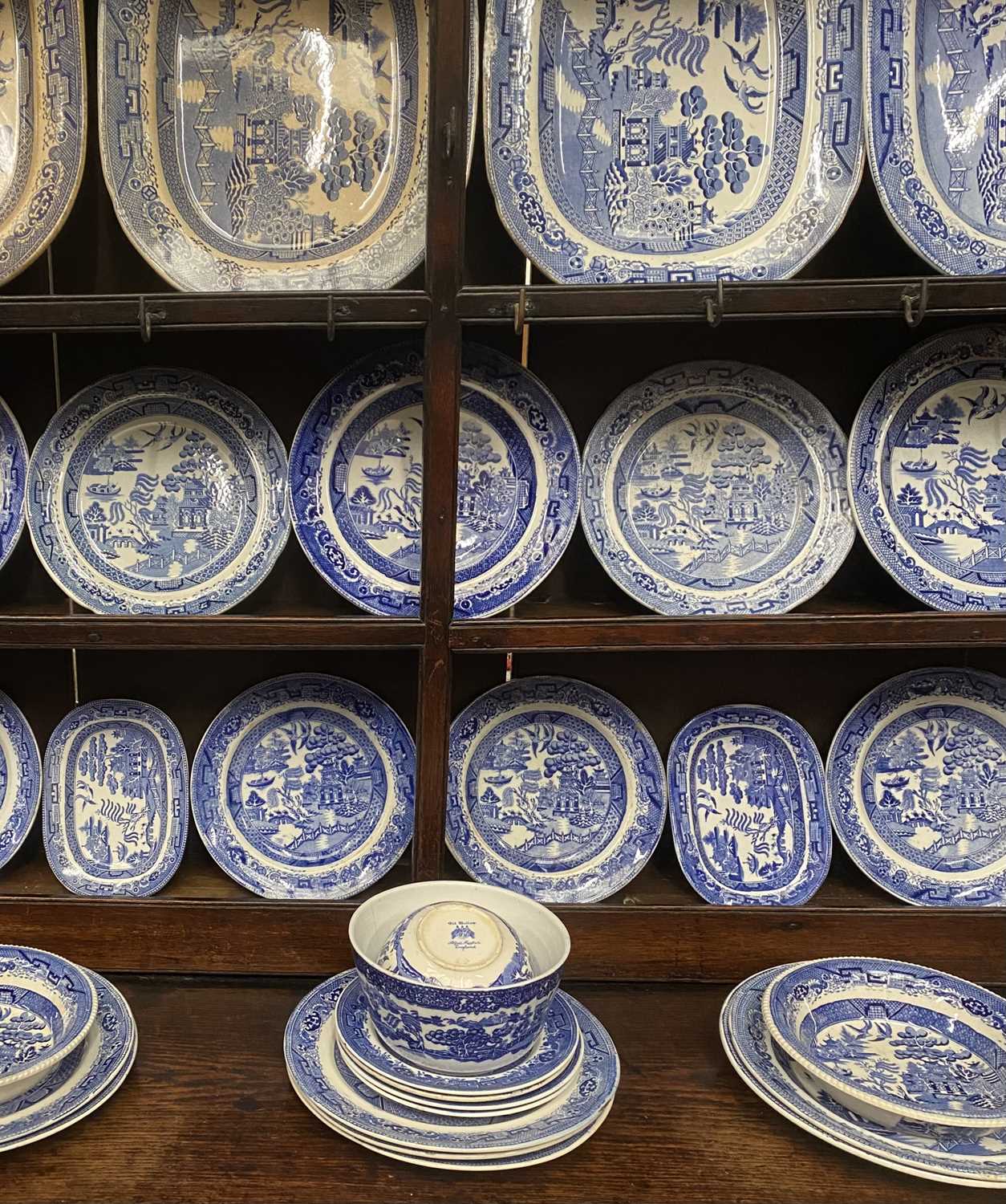 BLUE & WHITE WILLOW PATTERN DRESSER SET, 30 PIECES, to include 4 x meat platters, 20 x various sized