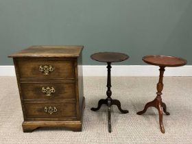 ANTIQUE OAK REPRODUCTION CHEST OF THREE DRAWERS & TWO REPRODUCTION MAHOGANY WINE TABLES, the chest