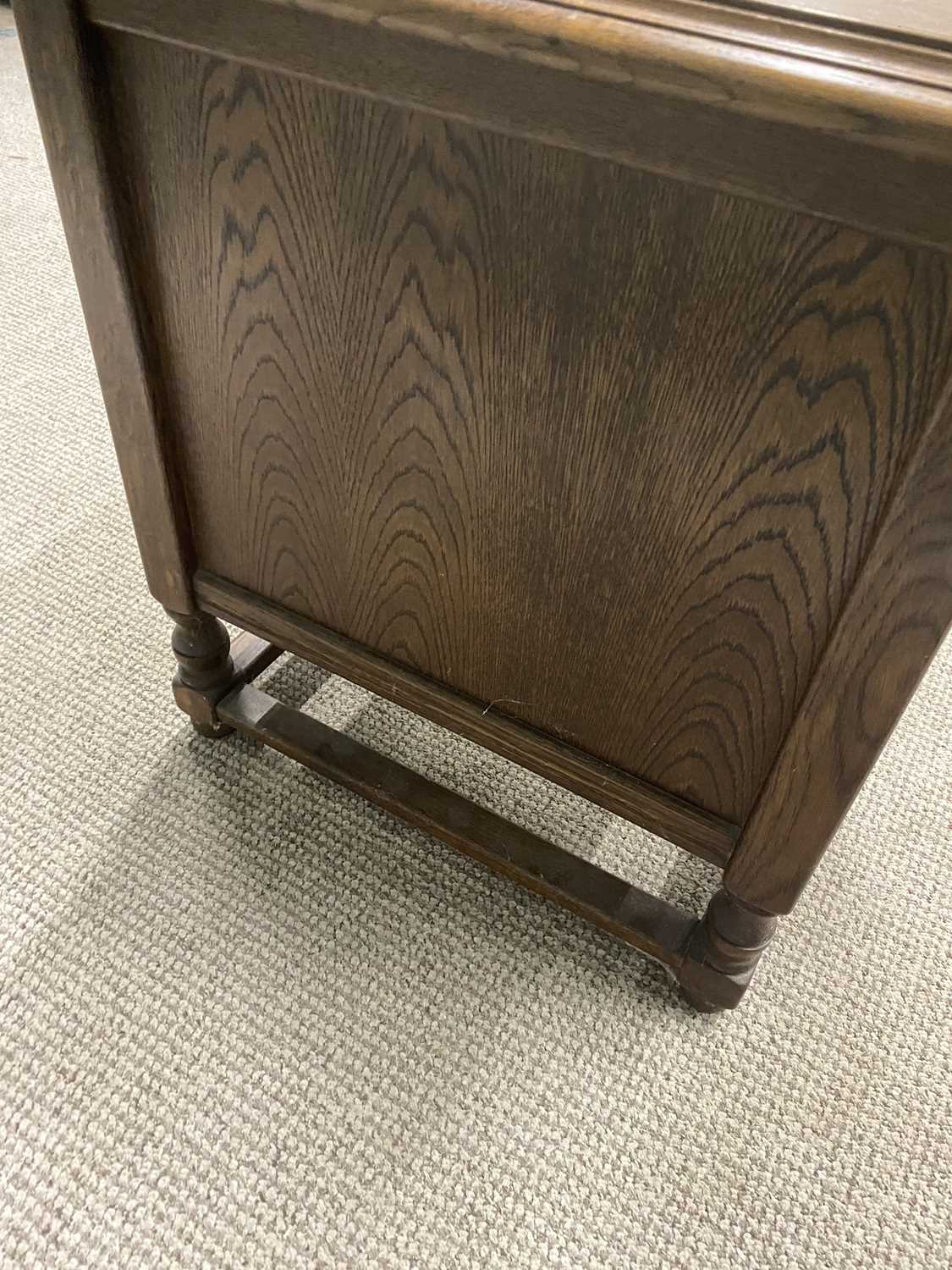 NEAT REPRODUCTION OAK CHEST OF FOUR DRAWERS with turned wooden knobs, on turned and block supports - Image 3 of 3