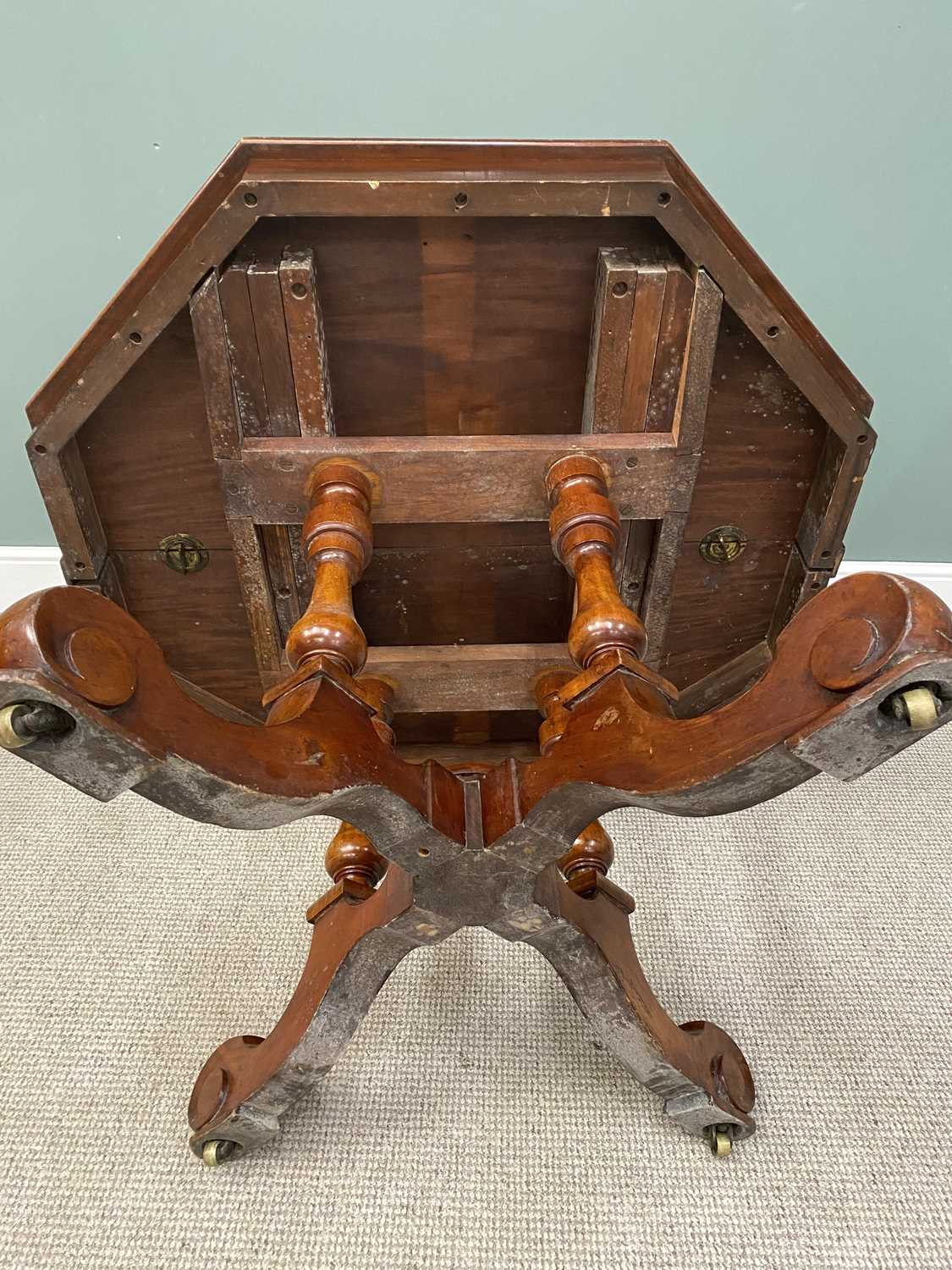 VICTORIAN EXTENDING MAHOGANY DINING TABLE & SIX REGENCY MAHOGANY SABRE LEG DINING CHAIRS, the - Image 4 of 5