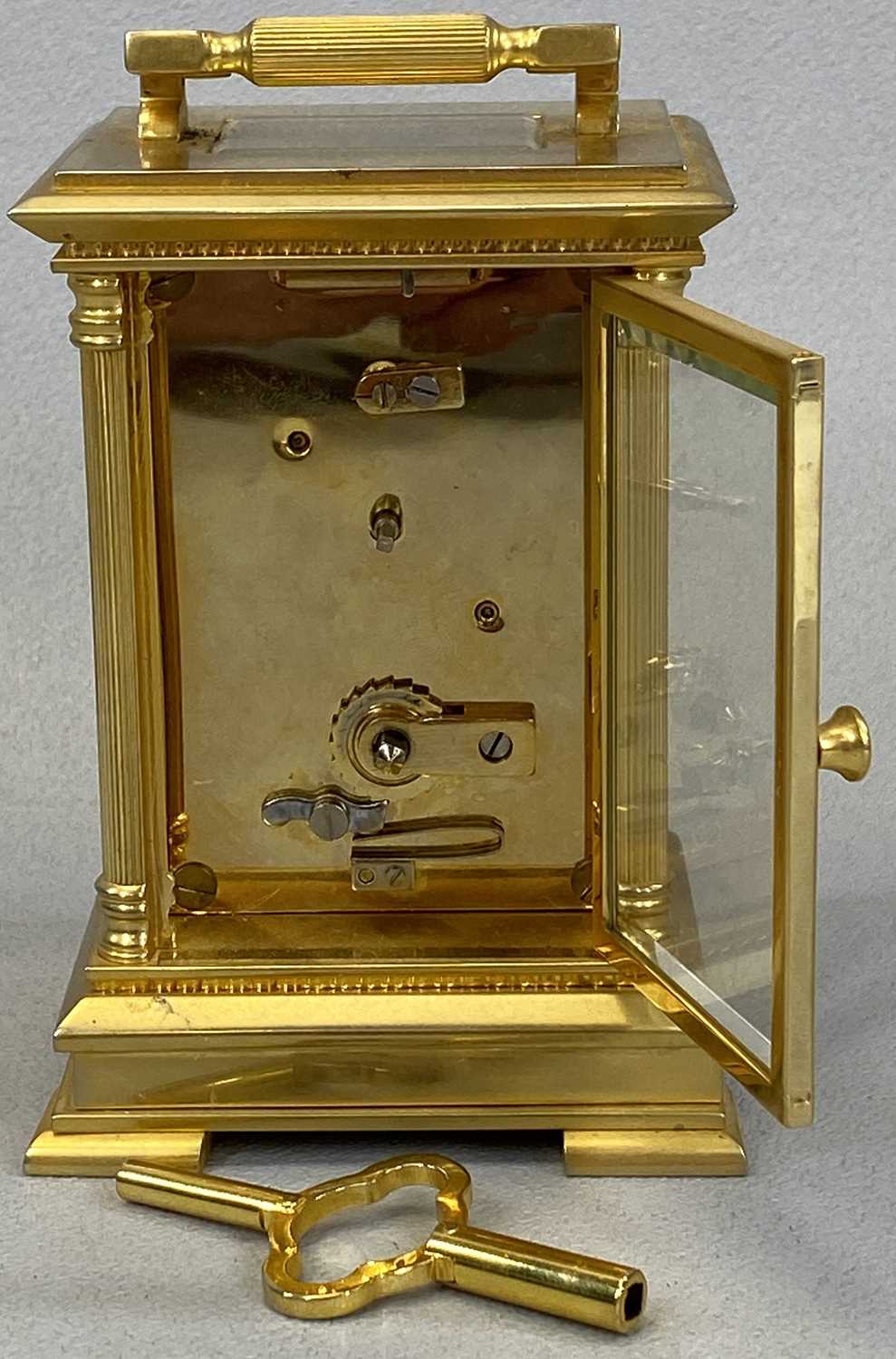 WILLIAM WIDDOP MODERN BRASS CASED CARRIAGE CLOCK WITH KEY, the white dial set with Roman numerals in - Image 2 of 4