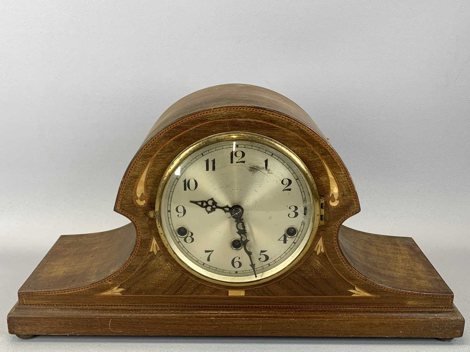 NEWHAVEN CLOCK CO. AMERICAN PINE CASED MANTEL CLOCK with applied decoration, circular dial, - Image 6 of 9